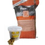 Friandises pour cheval Mühldorfer : seau + recharge en sac  bouchées aux graines de lin (seau de 2 kg + sac de 6 kg)