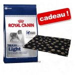 Croquettes Royal Canin 8 à 15 kg + couverture polaire Barney Mini Sensible 30 (10 kg)
